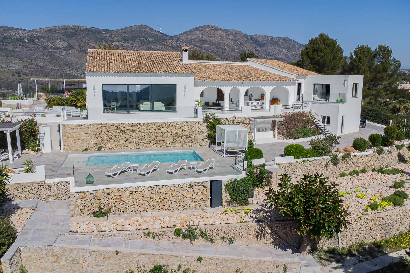Extérieur de la villa avec piscine