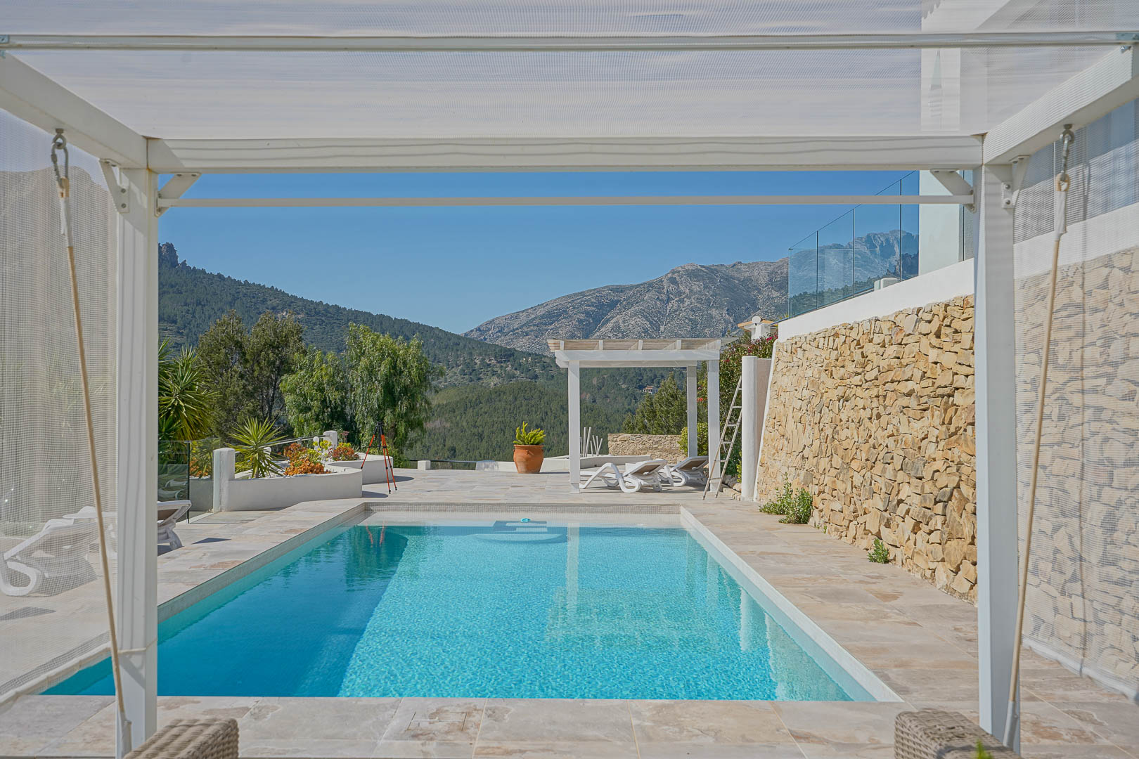 Piscine avec vue sur la montagne