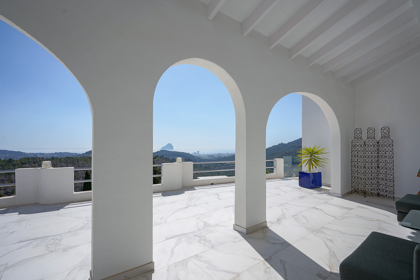 Terrasse couverte avec vue mer