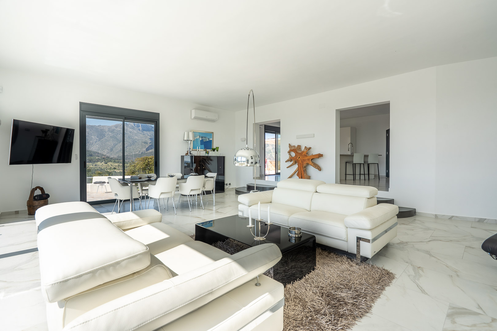 Salon-salle à manger avec vue montagne