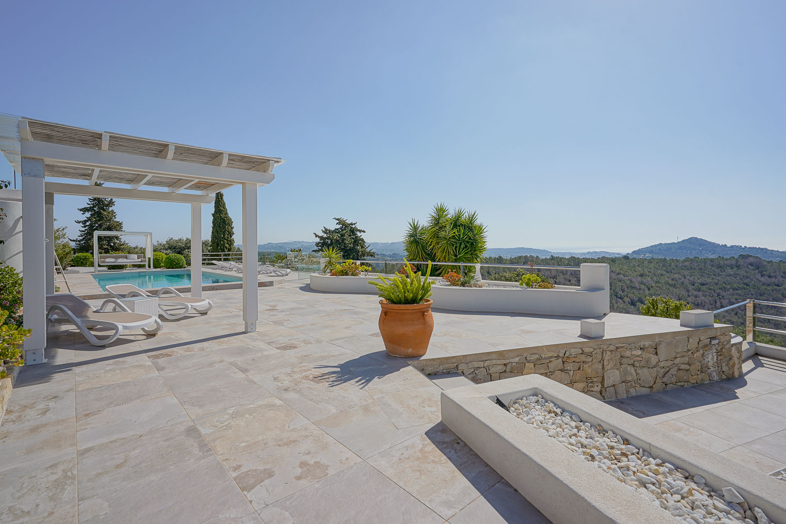 Terrasse avec piscine et vue