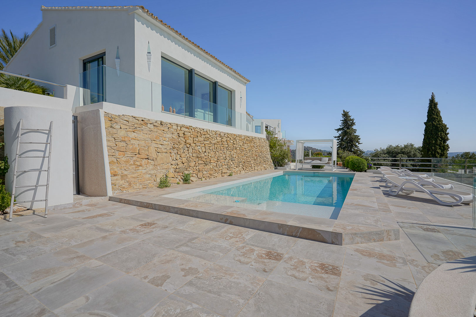 Piscine et terrasse