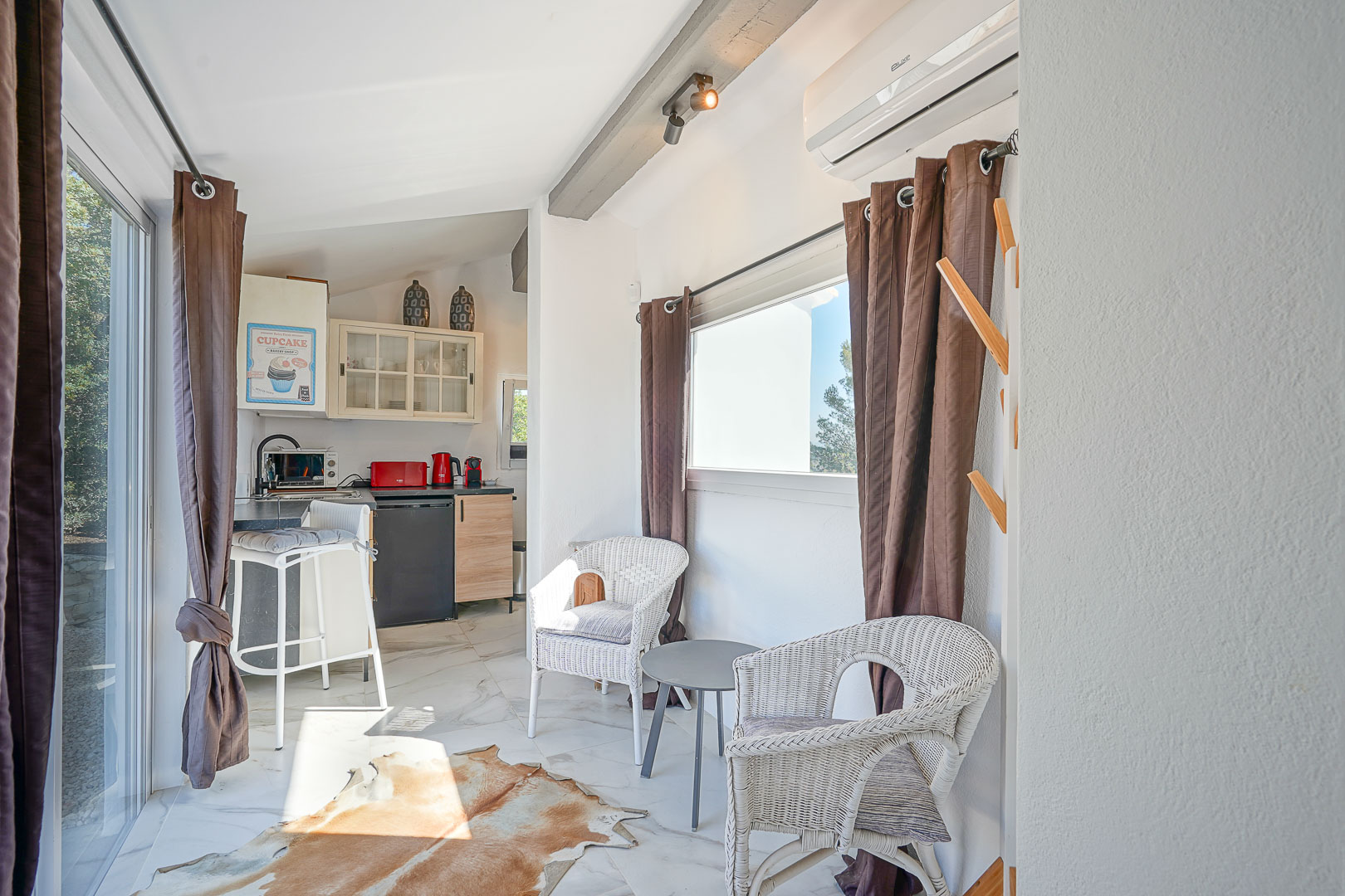 Maison d'amis : salon et cuisine