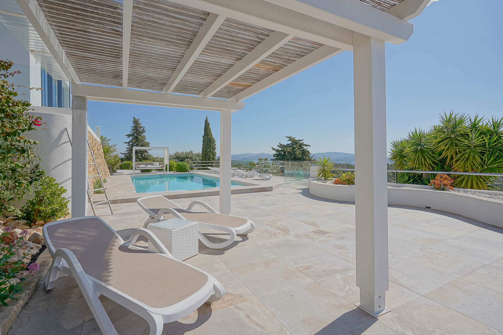 Terrasse avec pergola et piscine