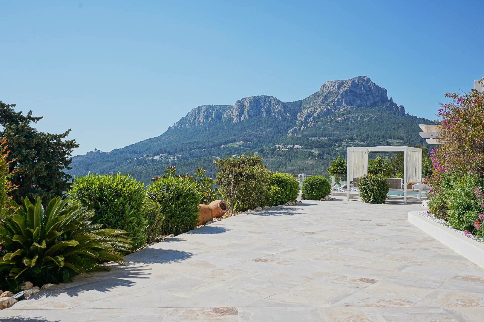 Terrasse avec vue sur la montagne