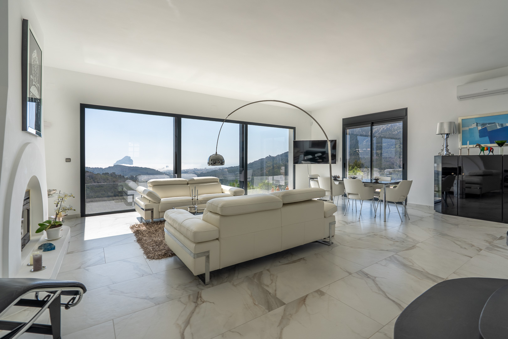 Salon-salle à manger avec vue