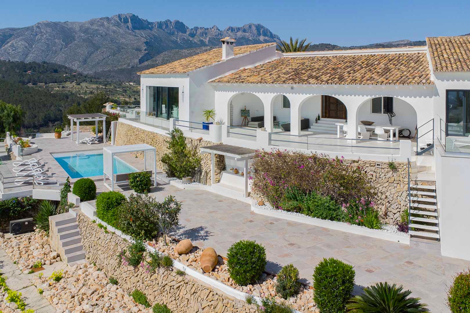 Extérieur avec terrasses et piscine