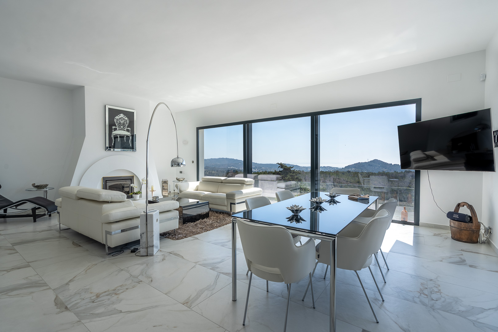 Salon-salle à manger avec vue