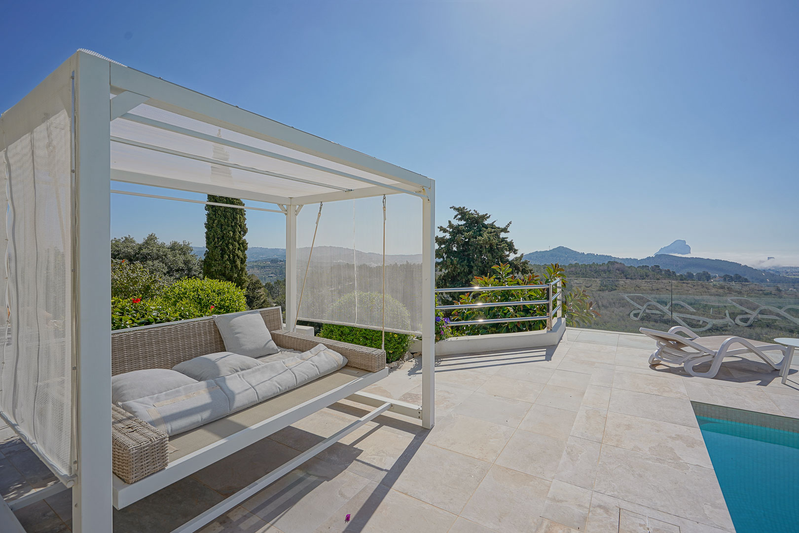 Terrasse de la piscine avec vue