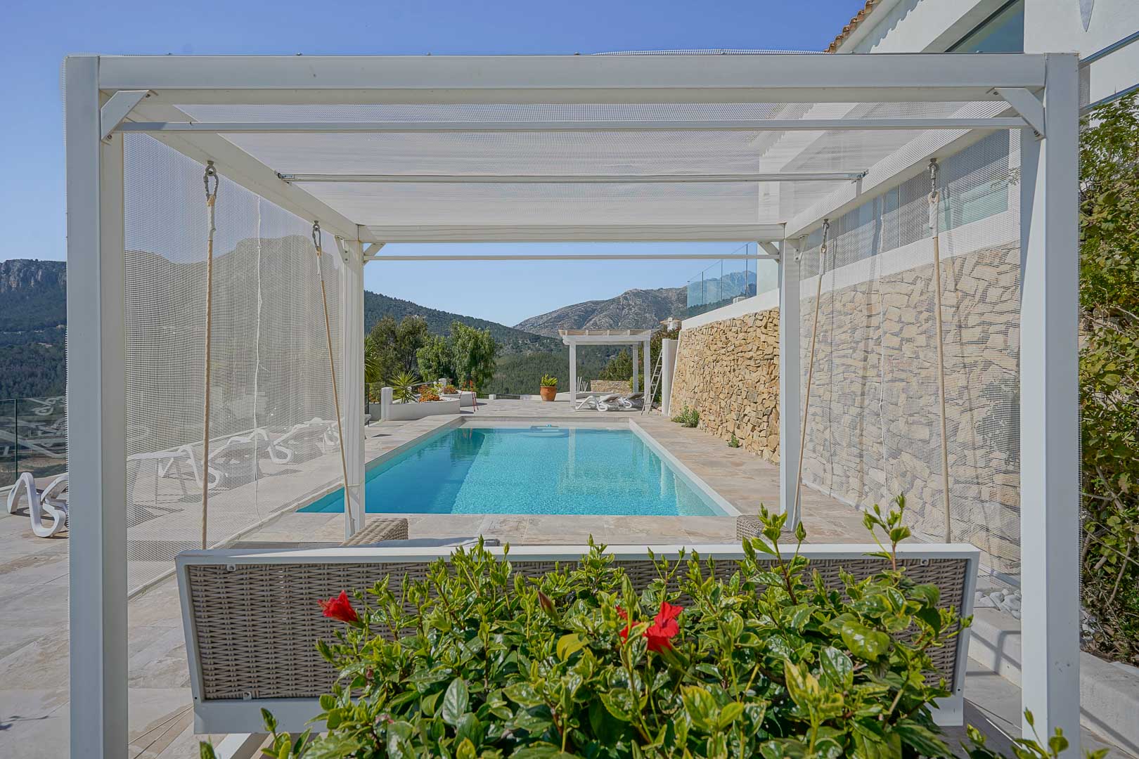 Terrasse avec piscine et vue