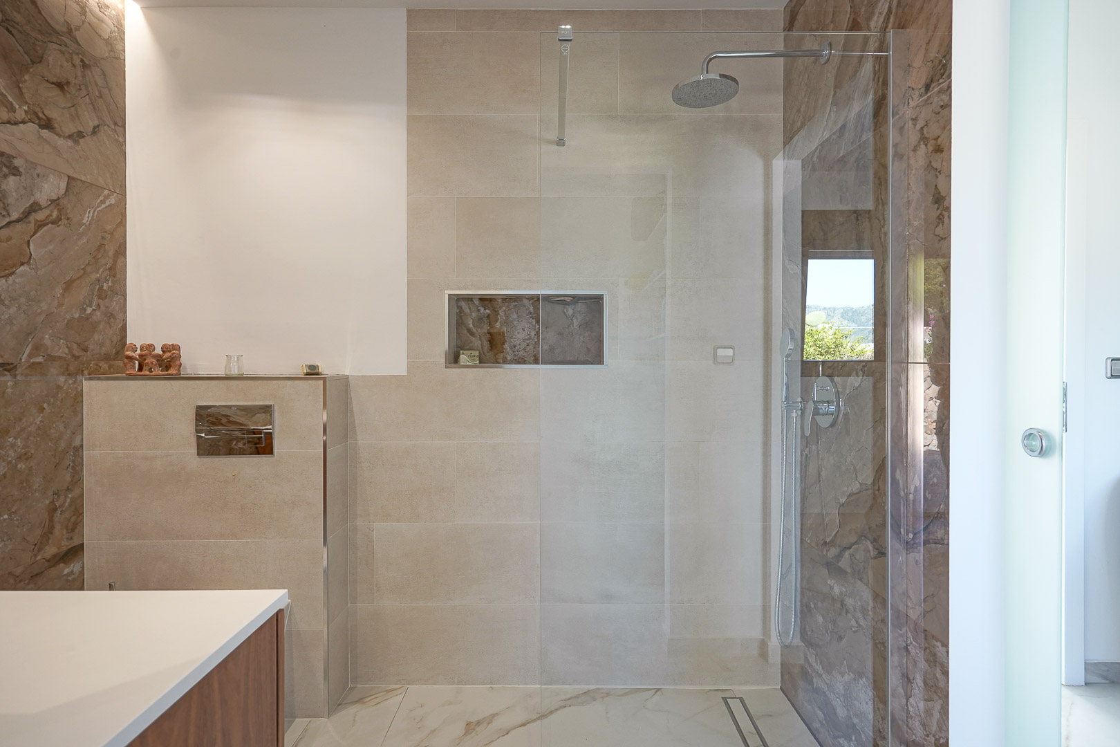 Salle de bains avec douche