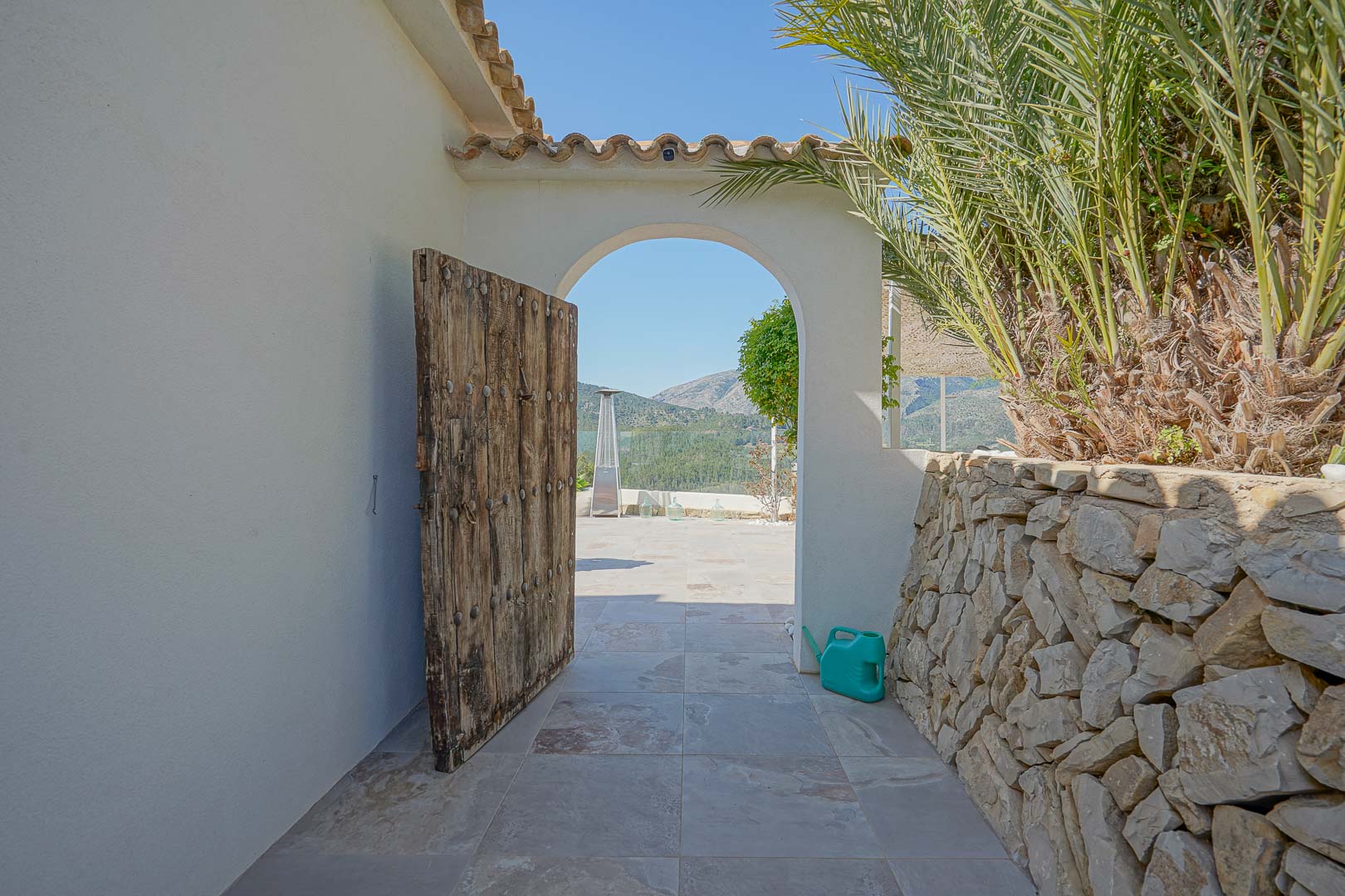 Entrée voûtée vers la terrasse