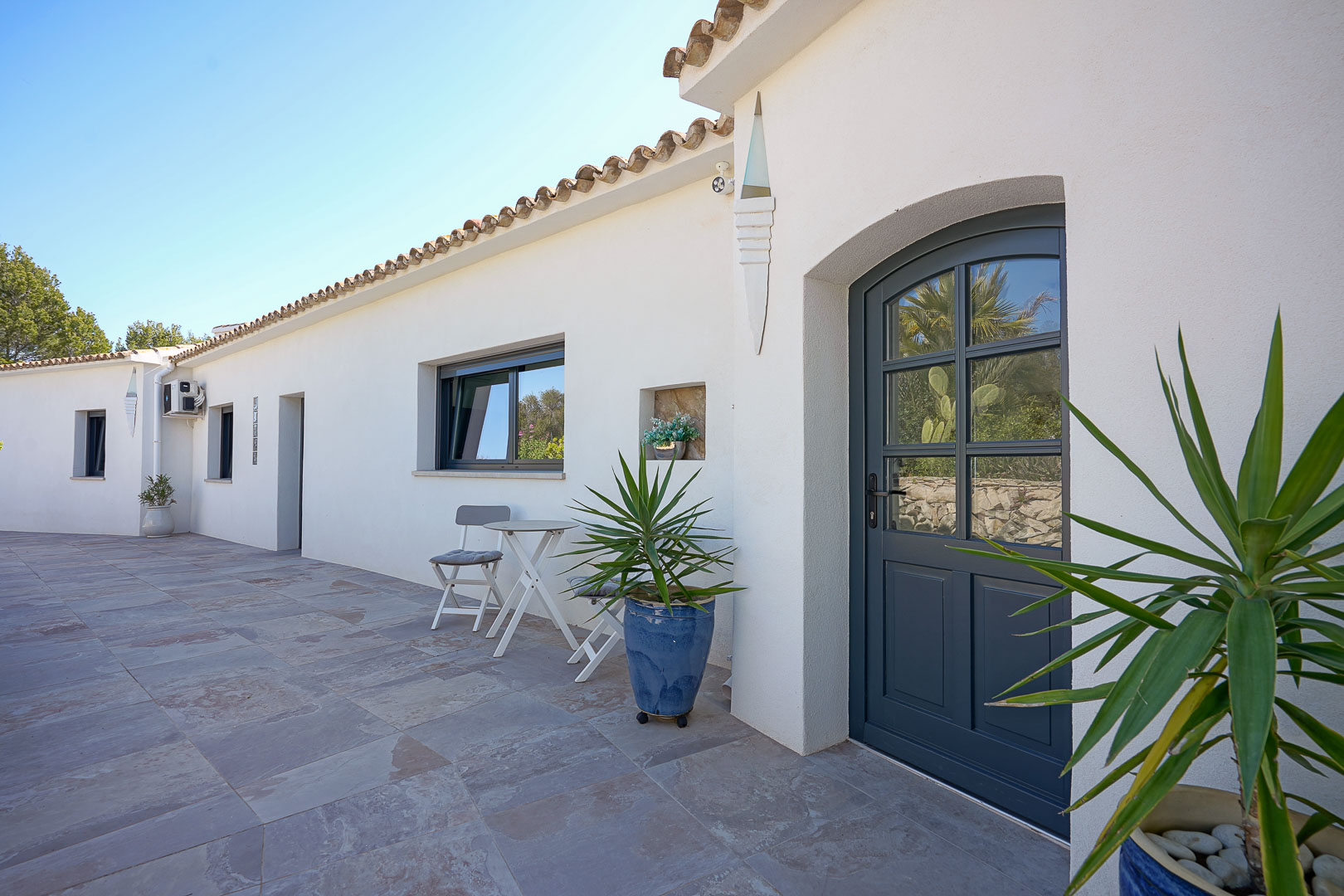 Terrasse et façade extérieure