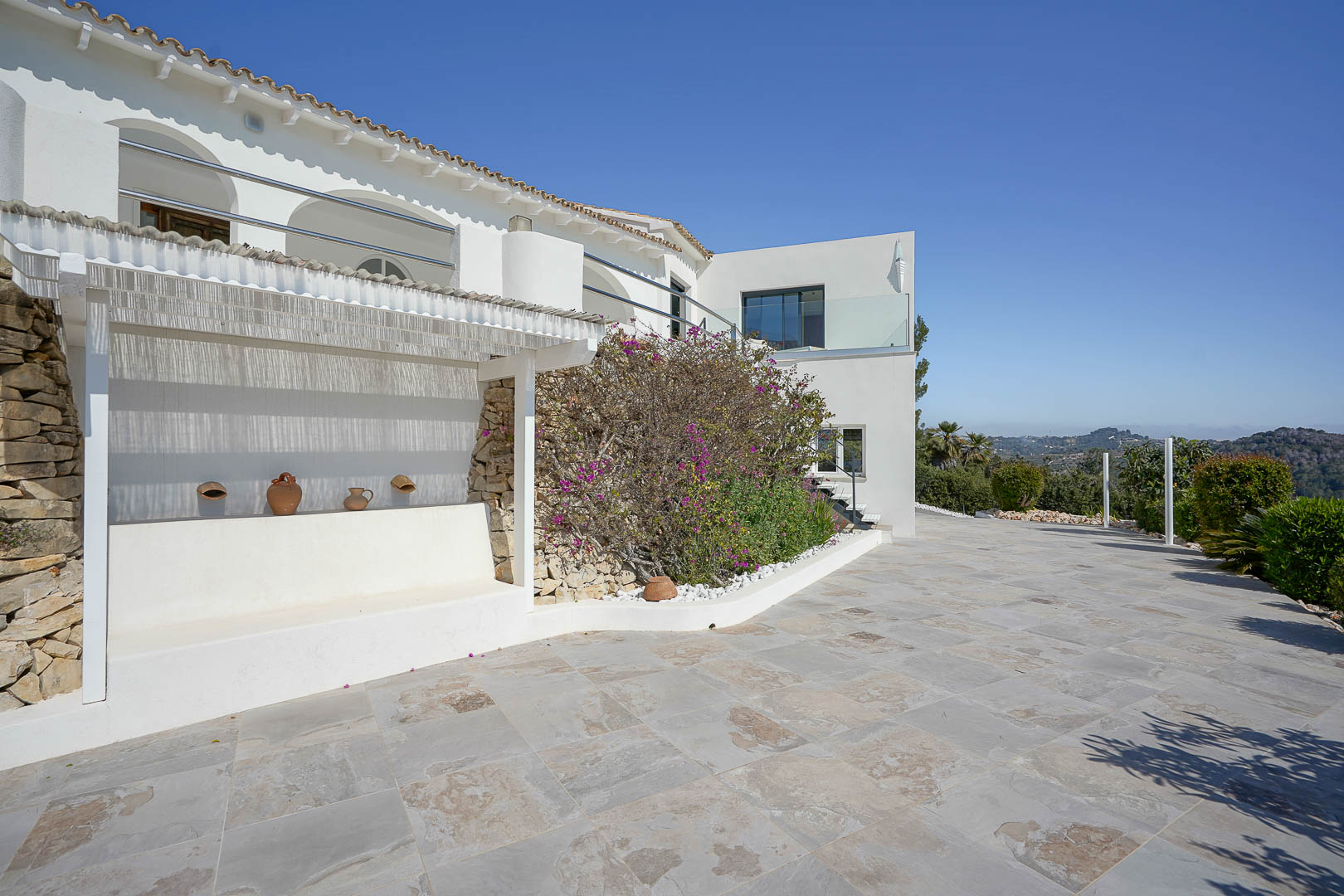 Terrasse extérieure et façade