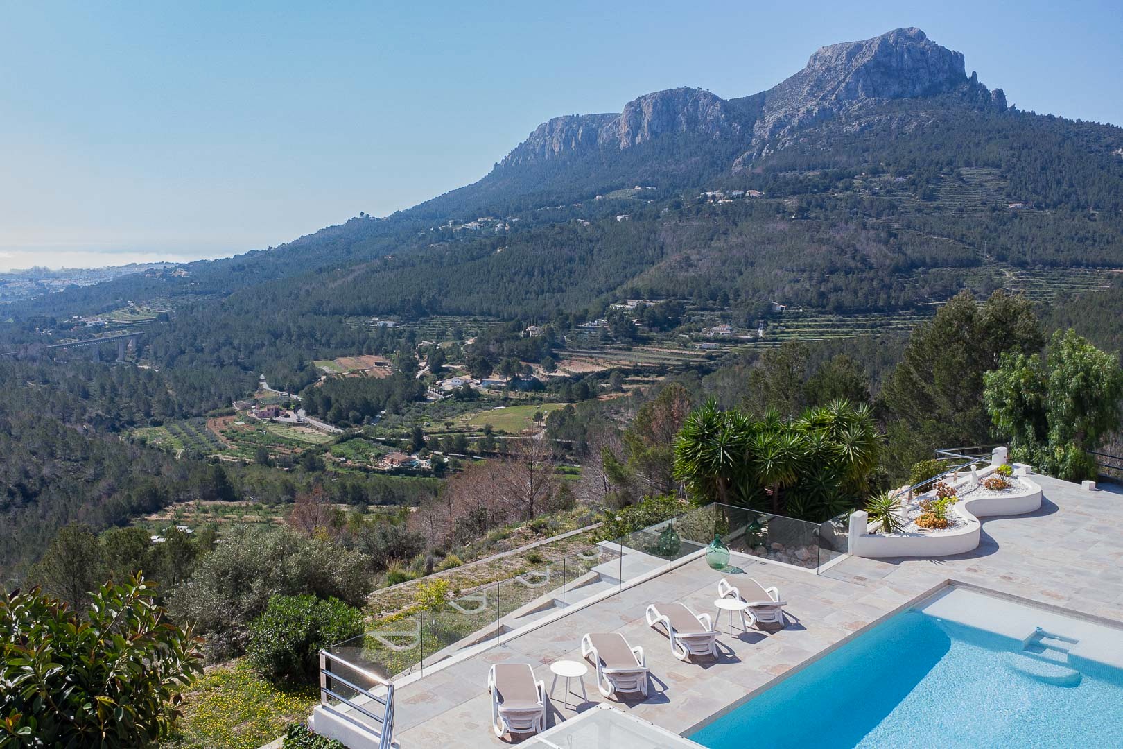 Terrasse de la piscine avec vue