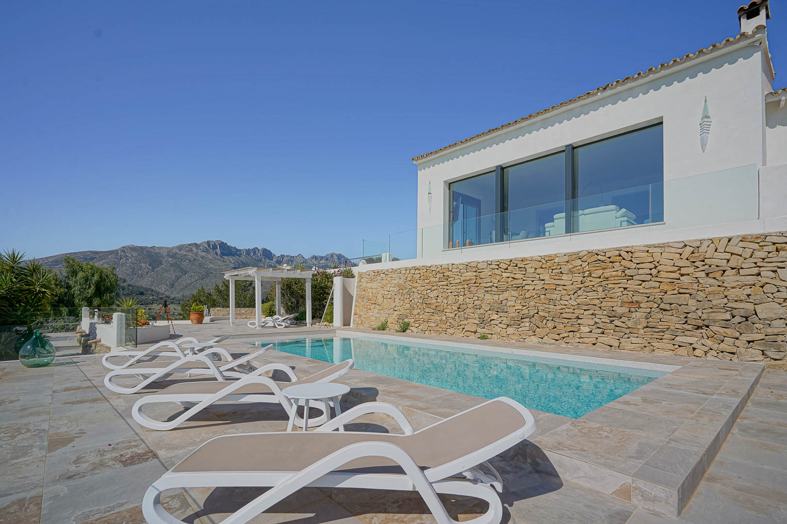 Piscine et terrasse avec vue