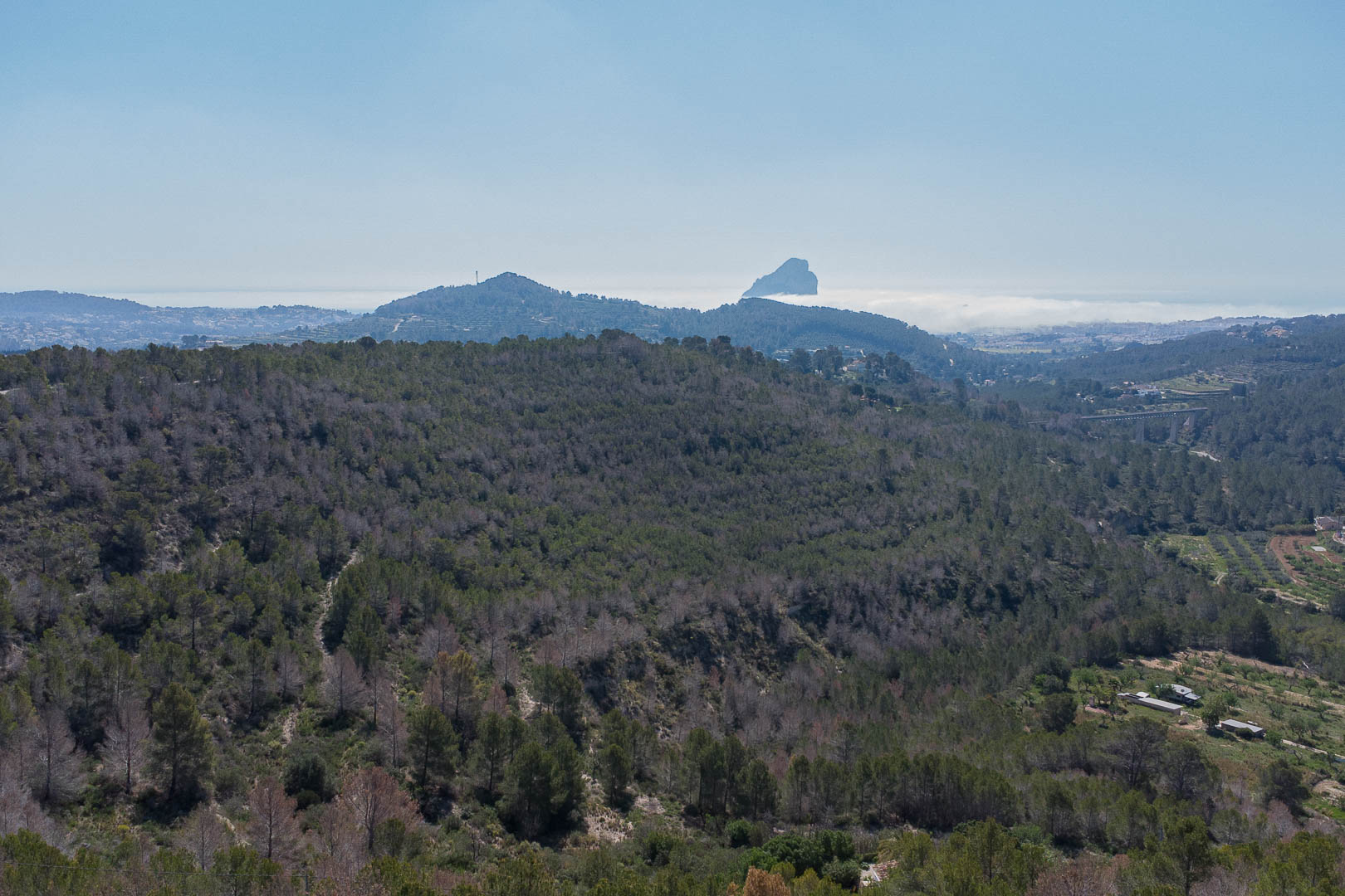 Vue panoramique mer et montagne