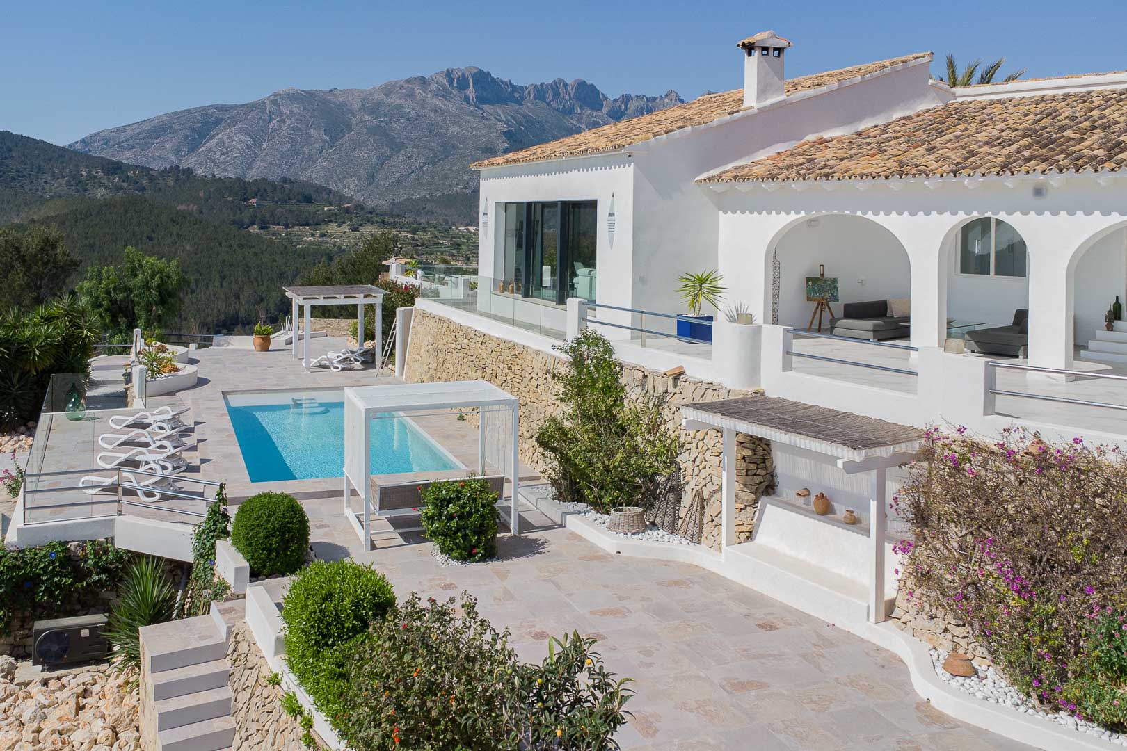 Terrasse et piscine avec vue montagne