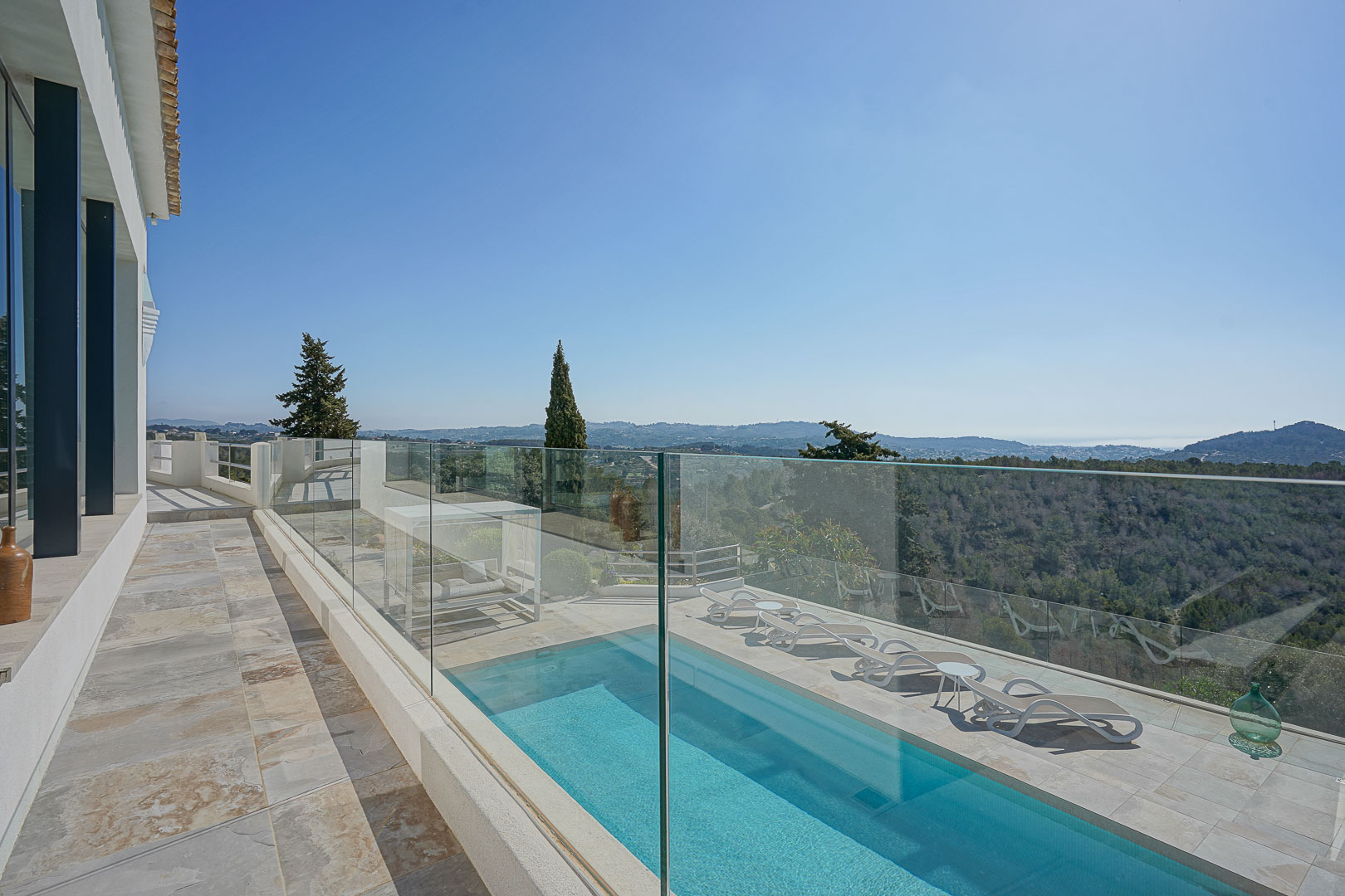 Terrasse et piscine avec vue