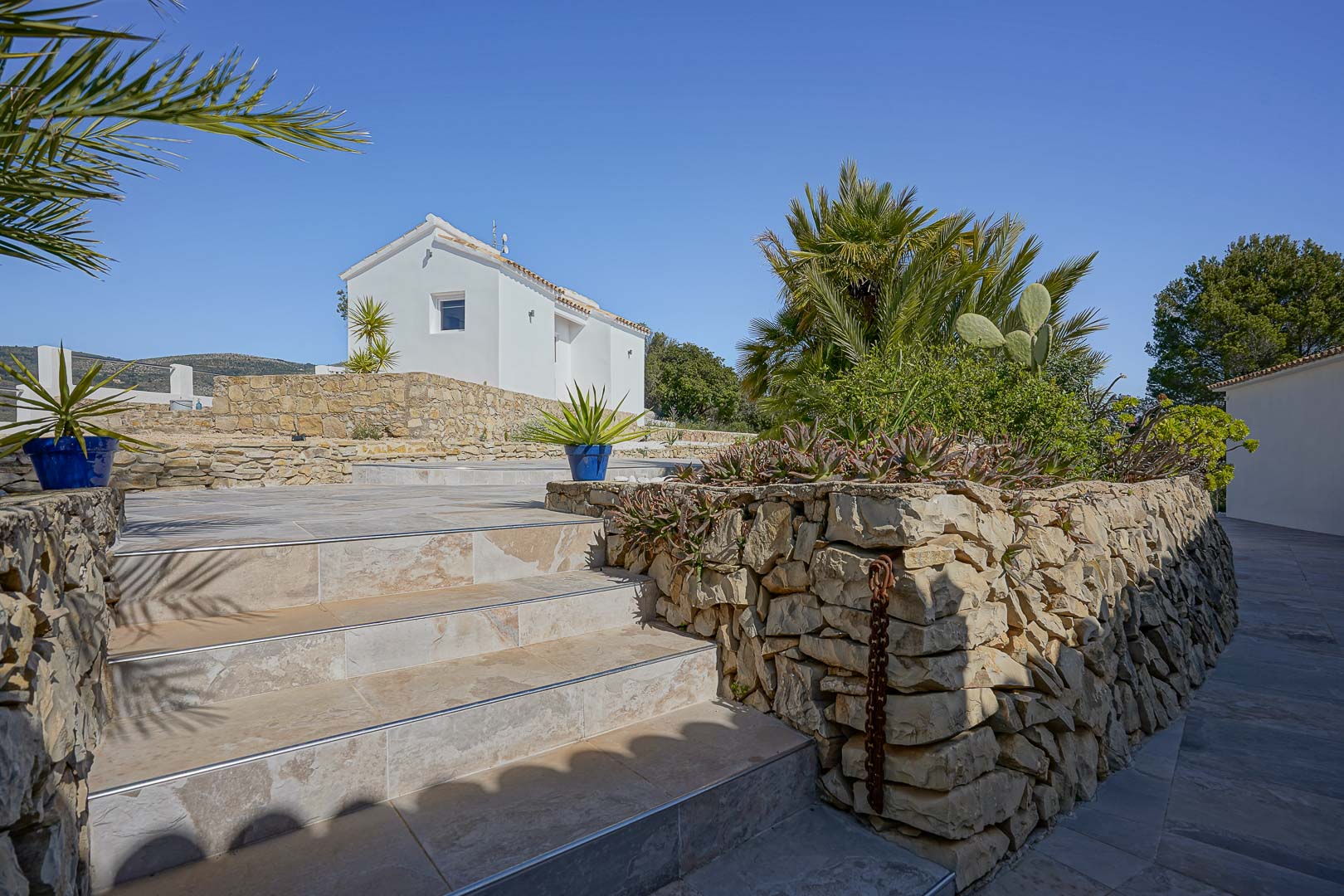 Terrasse extérieure et maison d'invités