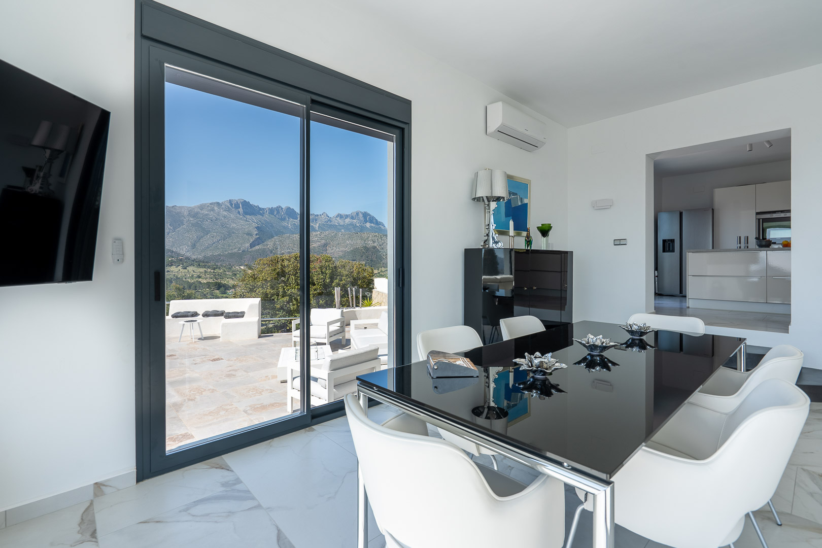 Salle à manger avec vue montagne