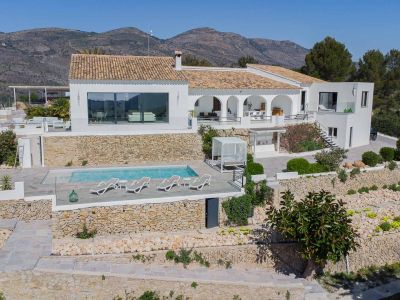 Extérieur de la villa avec piscine