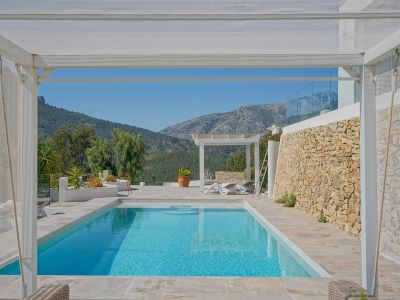 Piscine avec vue sur la montagne