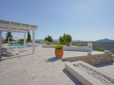 Terrasse avec piscine et vue
