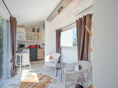 Maison d'amis : salon et cuisine