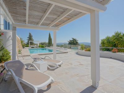 Terrasse avec pergola et piscine
