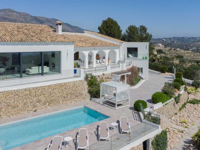 Extérieur de la villa avec piscine