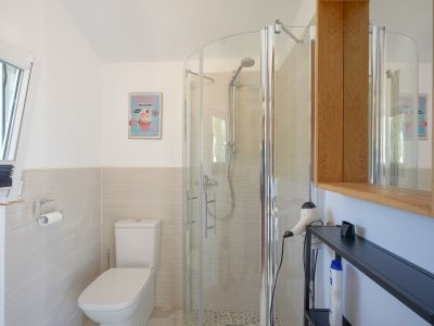 Salle de bains avec douche
