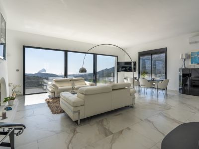 Salon-salle à manger avec vue