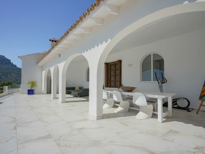 Terrasse couverte avec vue montagne
