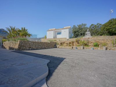Parking et maison d'invités