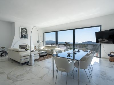 Salon-salle à manger avec vue