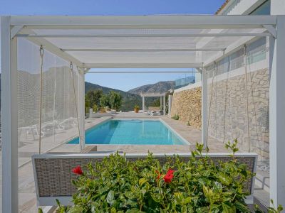 Terrasse avec piscine et vue