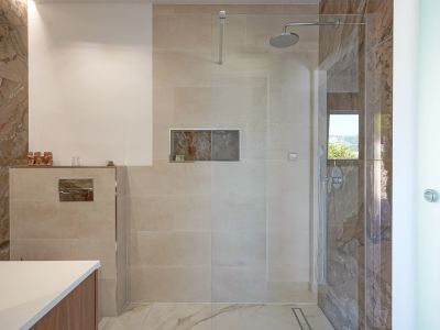 Salle de bains avec douche