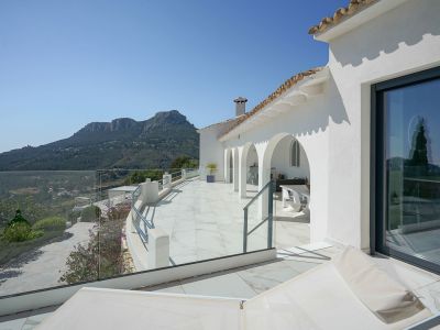 Terrasse avec vue sur la montagne