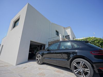 Garage et allée extérieure