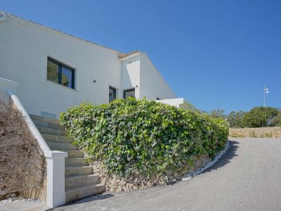 Extérieur de la villa et allée