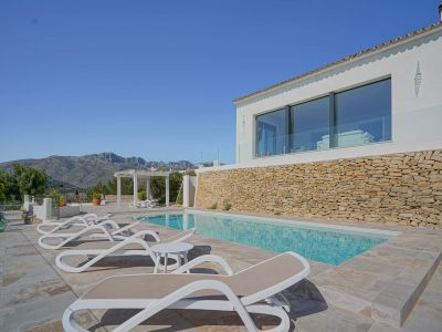 Piscine et terrasse avec vue