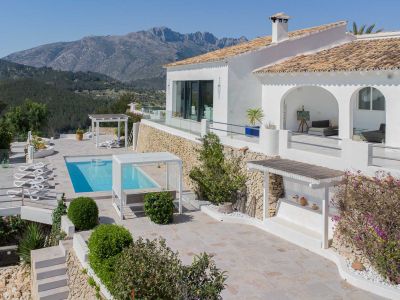 Terrasse et piscine avec vue montagne