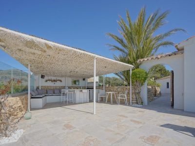 Terrasse couverte avec cuisine extérieure
