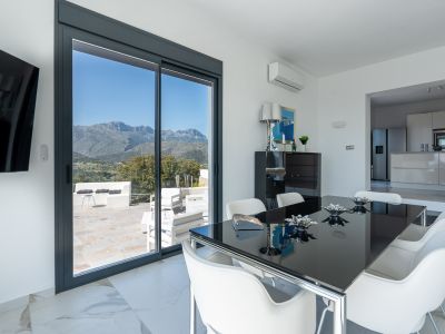 Salle à manger avec vue montagne