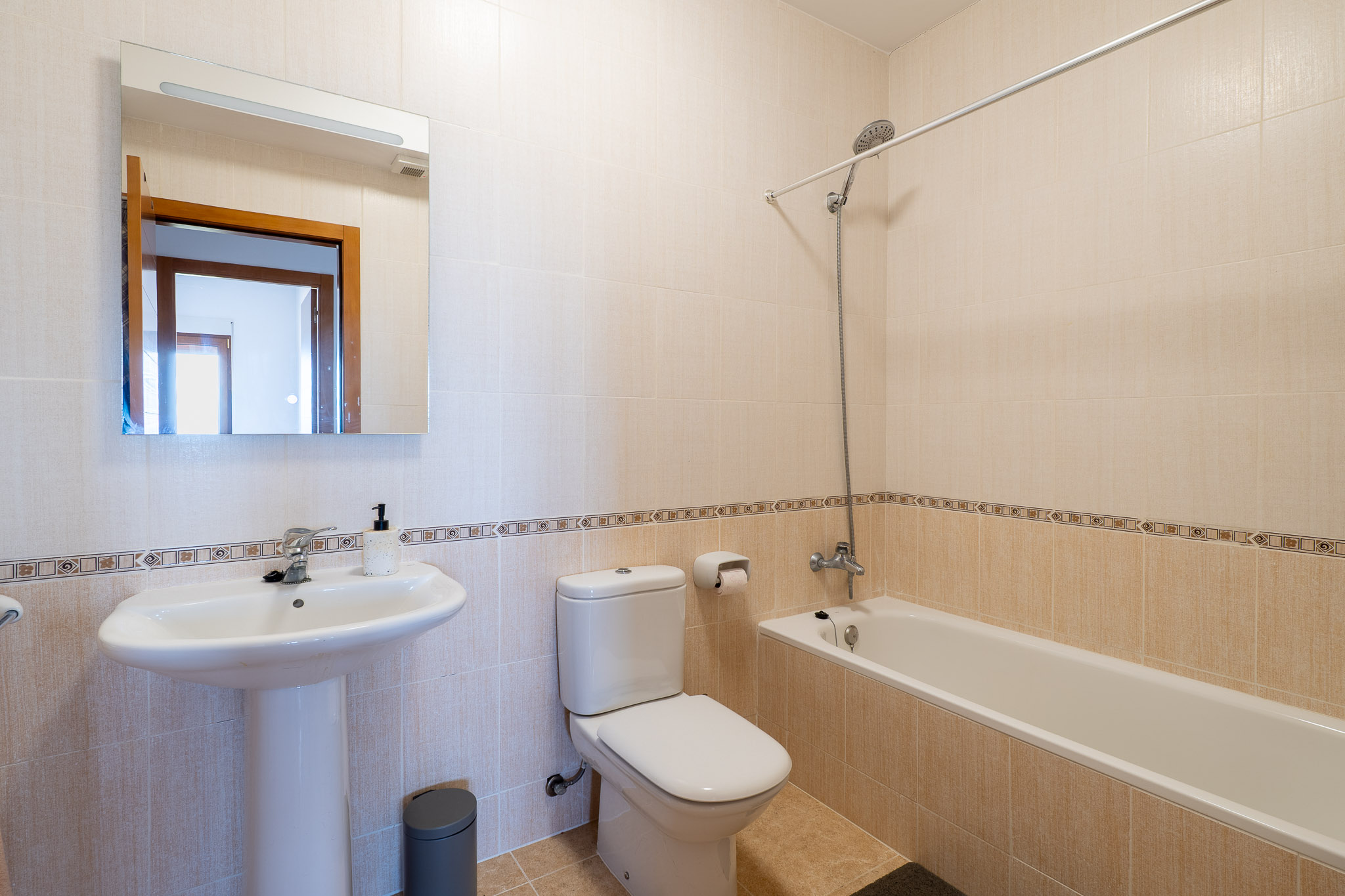 Salle de bains avec baignoire