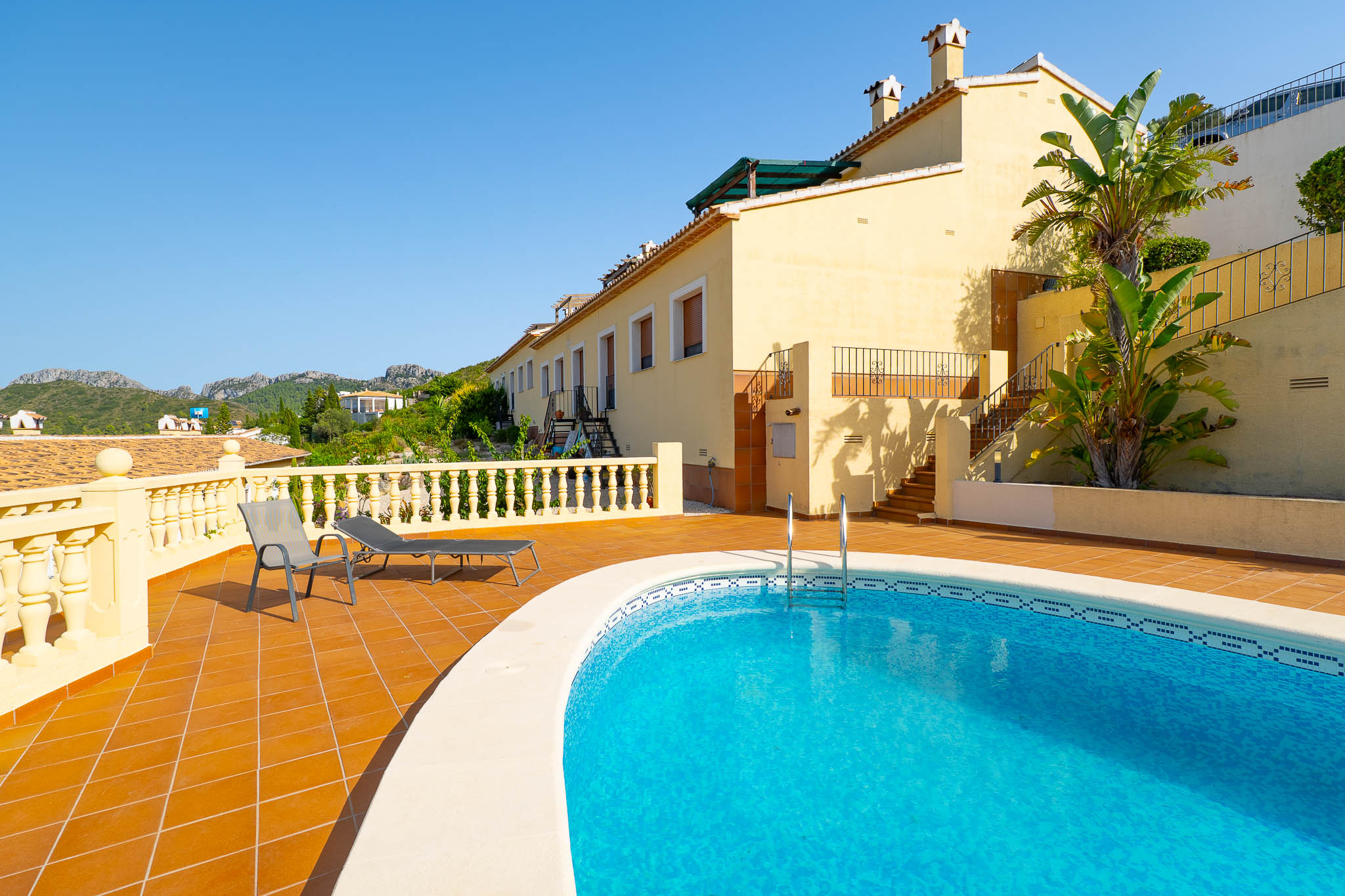 Piscine communautaire et terrasse