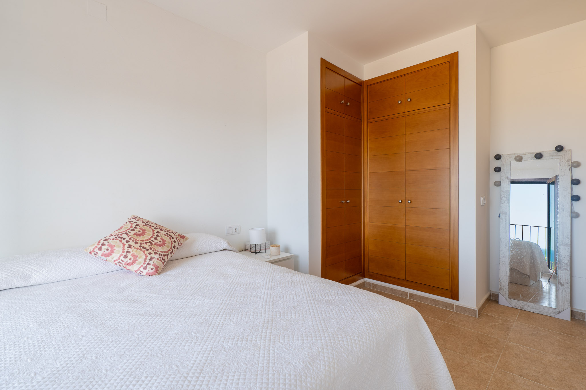 Chambre avec placards intégrés