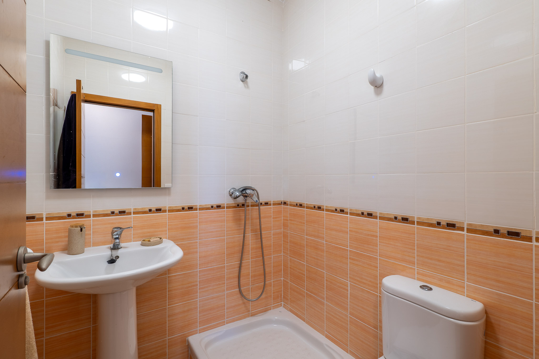 Salle de bain avec douche