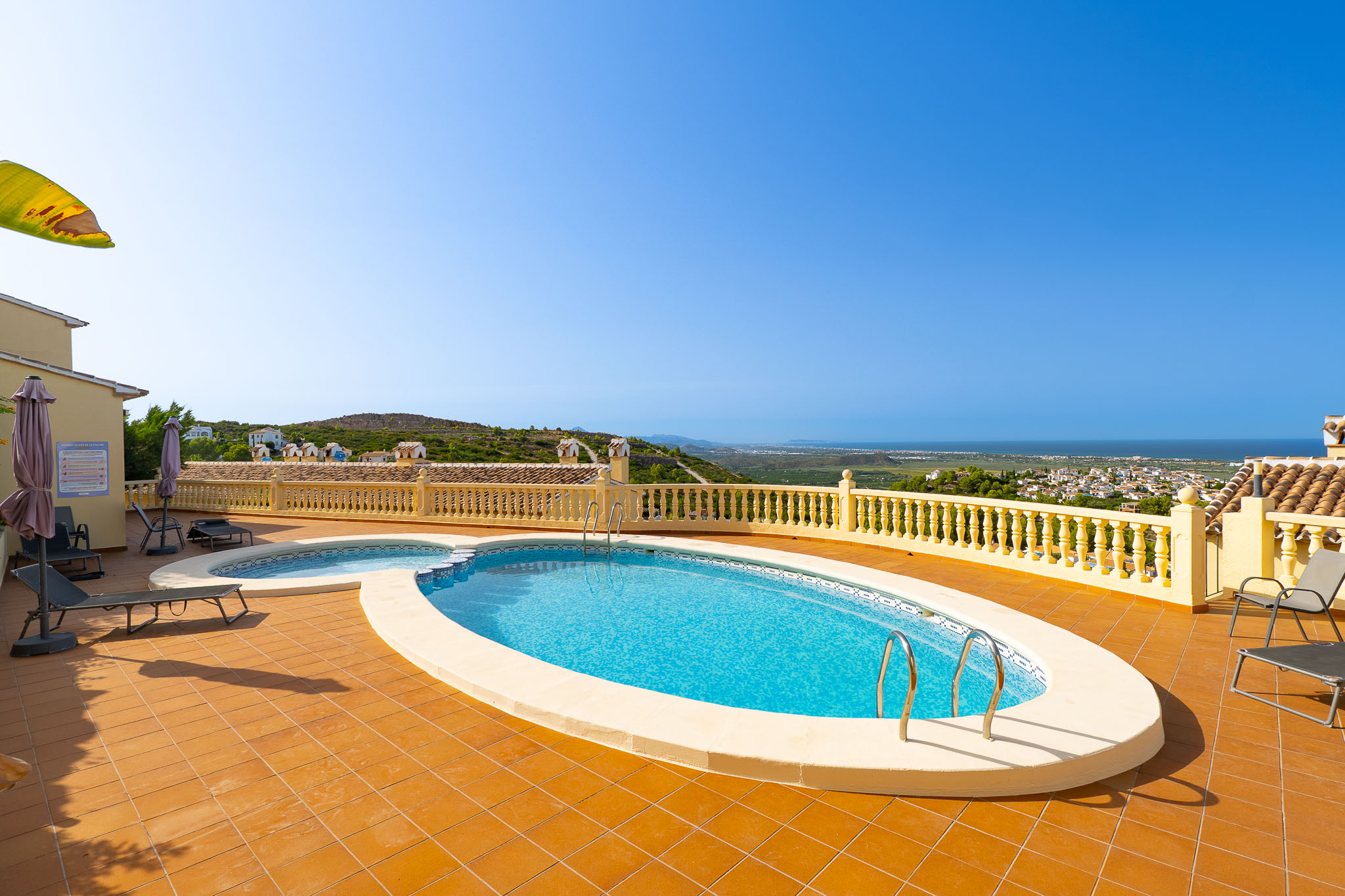 Piscine communautaire avec vue mer